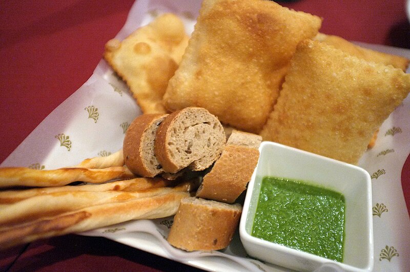 File:Breads with green dipping sauce.jpg