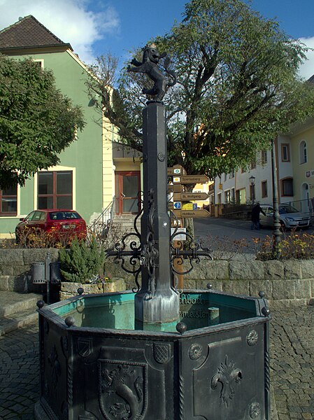 File:Brunnen am Markt Velburg NM 01.jpg