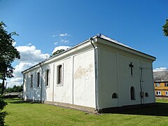 Galinėje dalyje – lygi siena su nišomis