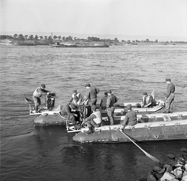 File:Bundesarchiv B 145 Bild-F005976-0007, Manöver Heer, Pionierbataillon, Rheinüberquerung.jpg