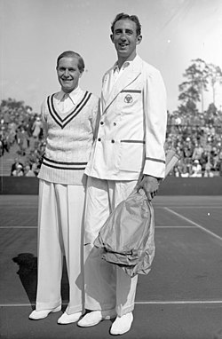 Gottfried von Cramm (vlevo) s Irem Georgem Lyttletonem Rogersem, 1932