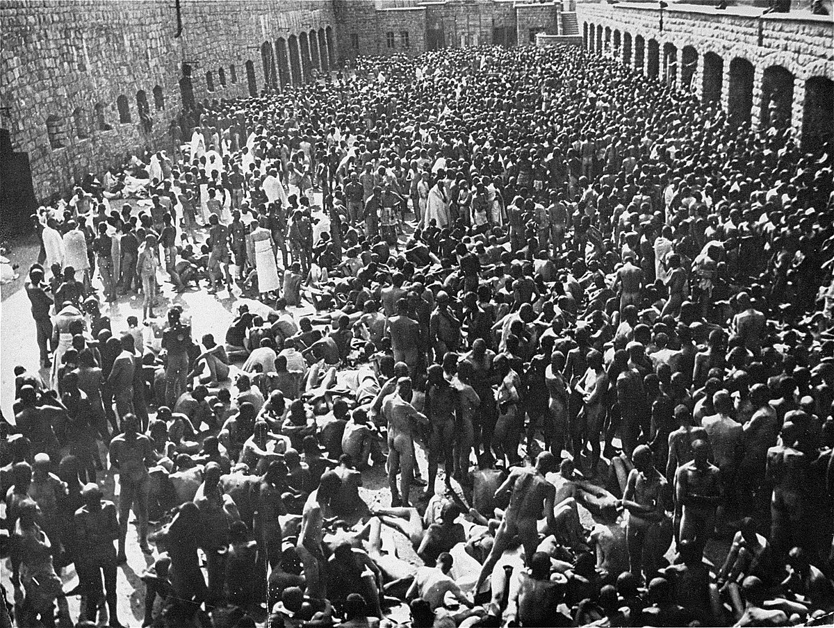 File:Bundesarchiv Bild 192-207, KZ Mauthausen, Häftlinge bei der