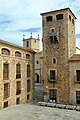 Vue depuis le parvis de l'église Saint-François-Xavier. De gauche à droite : la maison des Ducs de Valence, la concathédrale Sainte-Marie et le palais des Golfines de Abajo.