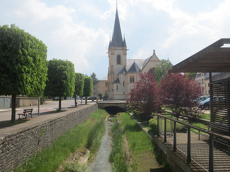 File:COURCELLES-CHAUSSY - Temple Sainte-Lorraine, monument aux morts et abords 22.jpg