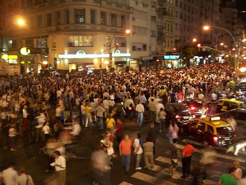 File:Cacerolazo-argentina-marzo-2008.JPG