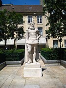 Statue sur la place Pierre-Bouchard à Caen.