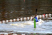 Deutsch: Kanusport bei den Olympischen Jugendspielen 2018; Tag 10, 16. Oktober 2018; Finale Jungen Einer-Kajak-Slalom: Lan Tominc (Slowenien, Gold) - Guan Changheng (China, Silber) - Tom Bouchardon (Frankreich, Bronze) English: Canoeing at the 2018 Summer Youth Olympics at 16 October 2018 – Boys' K1 slalom Gold Medal Race: Lan Tominc (Slovenia, gold) - Guan Changheng (China, silver) - Tom Bouchardon (France, bronze)