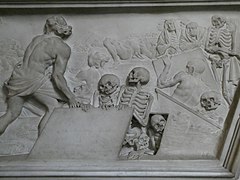 Capilla Raimondi. Detalle de un relieve con esqueletos.