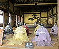 『大政奉還』の様子を人形で表現している。場所は二の丸御殿大広間、奥中央の人形は徳川慶喜を再現している。