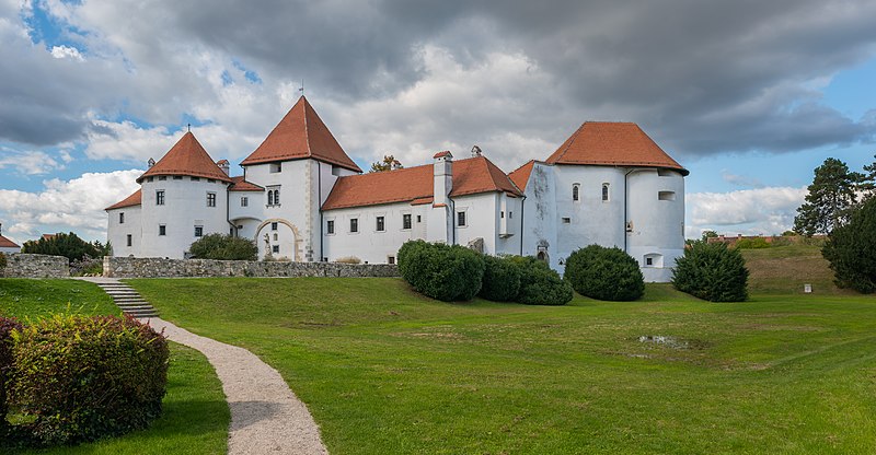 File:Castle of Varazdin (11).jpg