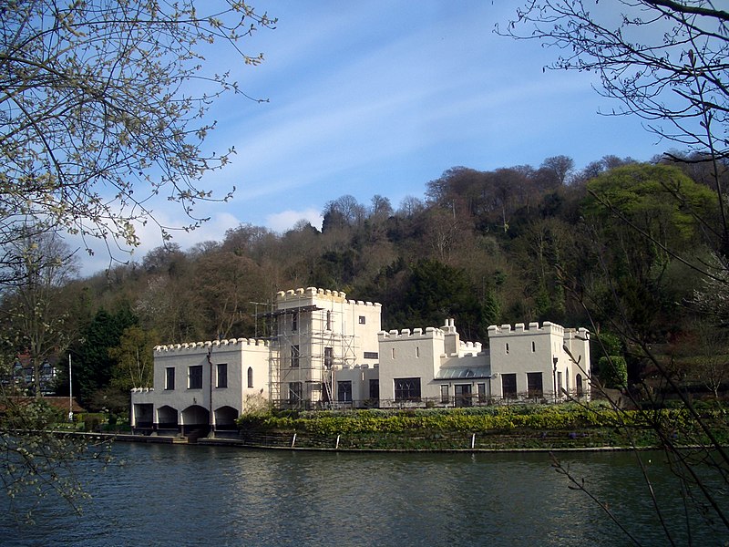 File:Castle on the Thames - geograph.org.uk - 1867471.jpg