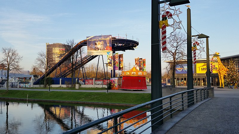 File:CentrO Oberhausen – Neue Mitte – Gasometer - Abenteuer Park - SEA LIFE Oberhausen - Legoland - panoramio.jpg