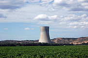Der Kühlturm des Kernkraftwerks Ascó