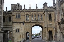 Four-centred arch of Chain Gate, Wells, the entrance to Vicar's Close. Chain Gate, Wells 2.JPG