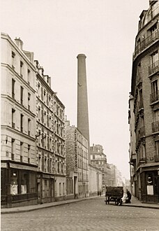 La cheminée de l'usine parisienne vue depuis la rue Clisson.