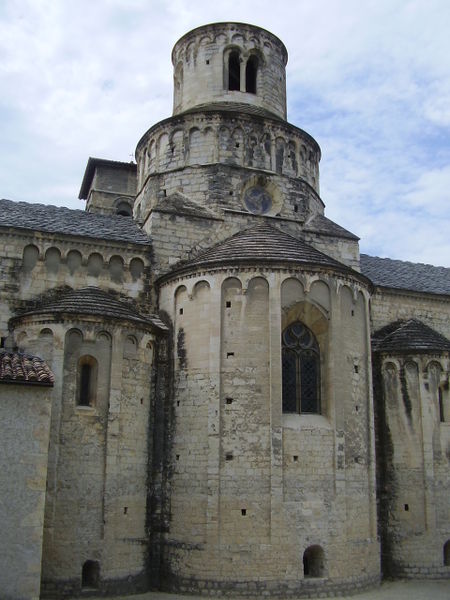 File:Chevet de l'abbaye de Cruas.JPG