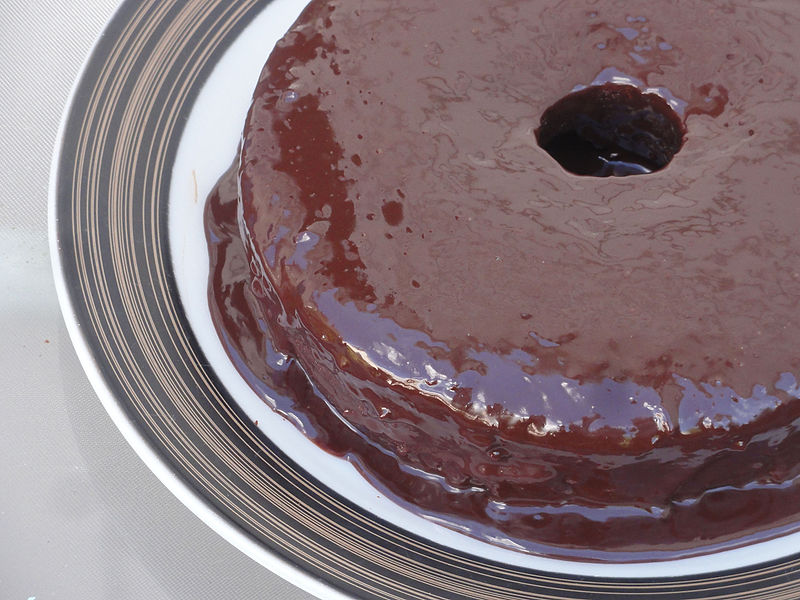 File:Chocolate cake with ganache frosting.jpg