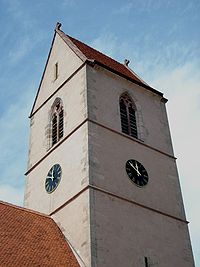 Le clocher, la nouvelle toiture et les cadrans rénovés de l'horloge