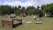 Fotografia de vários túmulos e lápides no cemitério de Savannah, onde a filmagem de Meia-noite no Jardim do Bem e do Mal aconteceu