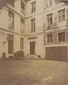 Vue côté cour du corps central et de l'aile nord (dite des remises ou écuries) de l'hôtel de la Roche-Guyon, vers 1910.