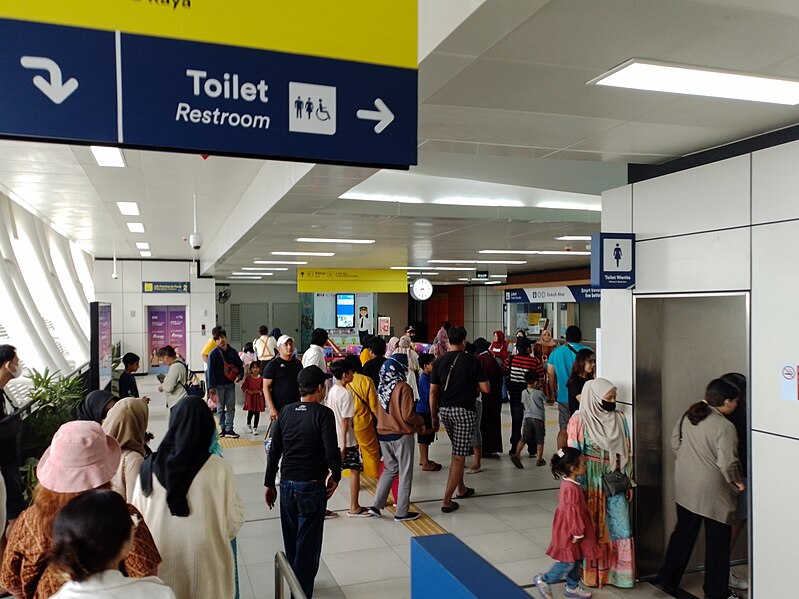 File:Crowds at Dukuh Atas LRT Station.jpg