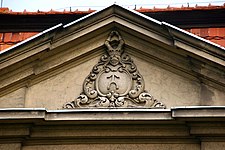Herb Żółtowskich (Ogończyk) na pałacu w Czaczu.