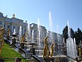 Peterhof mitológiai szobrokkal díszített szökőkútjai-Oroszország