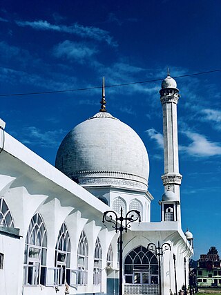 <span class="mw-page-title-main">Hazratbal Shrine</span> Muslim shrine in Srinagar, Jammu and Kashmir, India