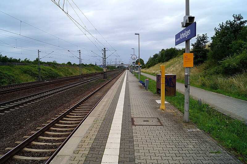 File:Darmstadt-Arheilgener Bahnhof- auf Bahnsteig- Richtung Frankfurt am Main 24.6.2012.jpg