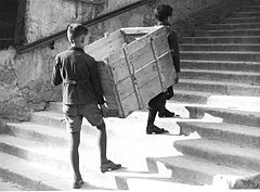 Dečka pripravljata zaboj za strašenje Boga na veliki petek 1940.jpg