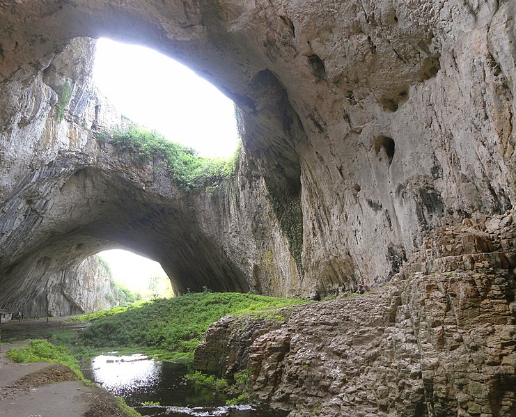 File:Devetàshka peshterà (Devetàshka cave).JPG