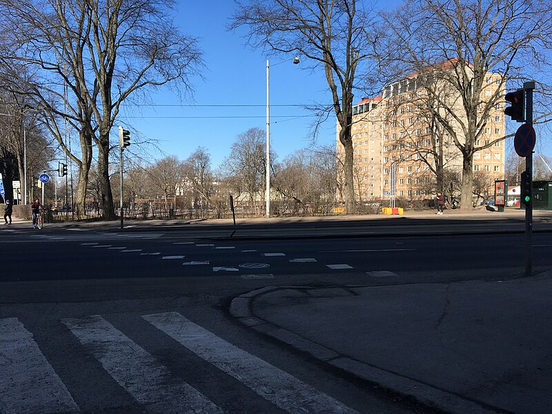 File:Diagonal bike crossing (42105808590).jpg