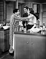 The Dick Van Dyke Show, 1962. Dargestellt: Buddy (Morey Amsterdam, links), Laura (Mary Tyler Moore, rechts) und Rob (Dick Van Dyke, mitte)