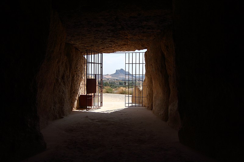 File:Dolmen de Menga, Peña de los enamorados desde el interior del dolmen.jpg