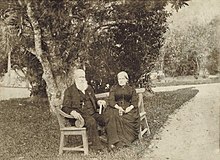 Dom Pedro II e dona Teresa Cristina nos jardins do Palácio Imperial de Petrópolis, c. 1888