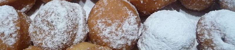 File:Doughnuts dusted with powdered sugar.jpg