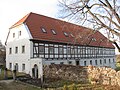 Steins Hof: Wohnstallhaus mit Sonnenuhr, Torbogen und Hof- und Stützmauern