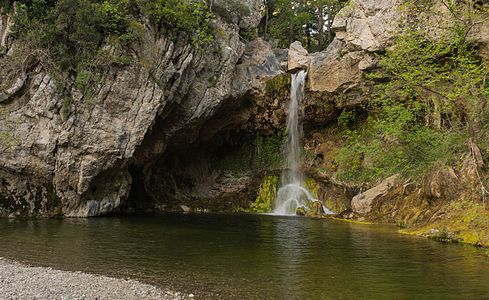 "Drymona_water_fall_and_pool_north_Euboea_Greece.jpg" by User:Jebulon