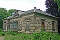 Villa mit Remisengebäude, Pavillon und parkartigem Garten