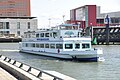 Nederlands: De SMARAGD II vaart in de opvaart langs het Noordereiland in de Nieuwe Maas te Rotterdam.