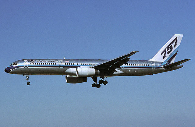 Avion de ligne en vol, train d'atterrissage sorti, aux couleurs d'Eastern Air Lines avec l'inscription 757 sur la dérive.