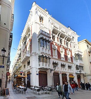 8. Edificio en el número 8 de José María Manuel Cortina Pérez (1897)
