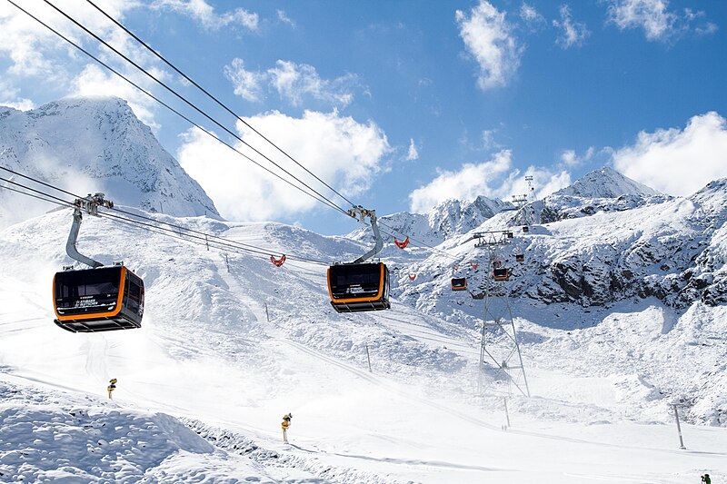 File:Eisgratbahn am Stubaier Gletscher.jpg