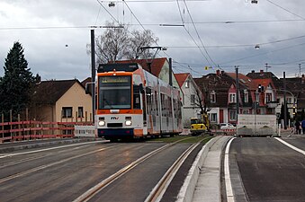 Straßenbahn auf der neuen Brücke über die Autobahn A5 zwischen Eppelheim und Heidelberg