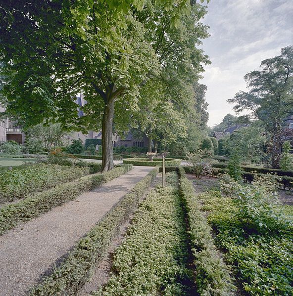 File:Exterieur overzicht tuin met rotonde en stervormige paden - Roosendaal - 20320724 - RCE.jpg