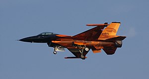 Даниялы кёргюзтюучю команданы F-16 «Файтинг Фалкон» атлы дженгил къурутуучусу къонаргъа хазырлана турады Радомда 2009 джылдагъы Авиация шоууну (Польша) аллы бла юреннген учууну заманында