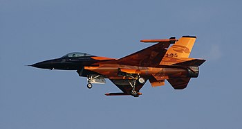 Ĉasaviadilo F-16 Fighting Falcon apartenanta al Nederlando dum trejna flugo