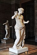 Vénus d'Arles : une copie de la fin du Ier siècle av. J.-C de l'Aphrodite semi-drapée de Praxitèle. Musée du Louvre.