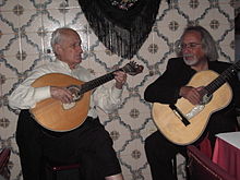Interpreţi de fado (în stânga, chitară portugheză)