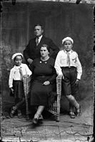 Manželka Elena, manžel Costică a děti (ve strážní uniformě) Ecaterina a Alexandru Acsinte. Fotografie byla pořízena ve studiu Foto-Splendid Acsinte